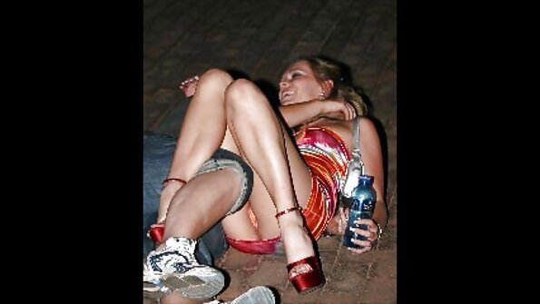 Strümpfe bekleidete MILF wird von einem eifrigen Kerl dominiert