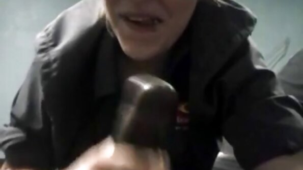 MILF Mercedes Carrera kümmert sich gut um seinen Schwanz