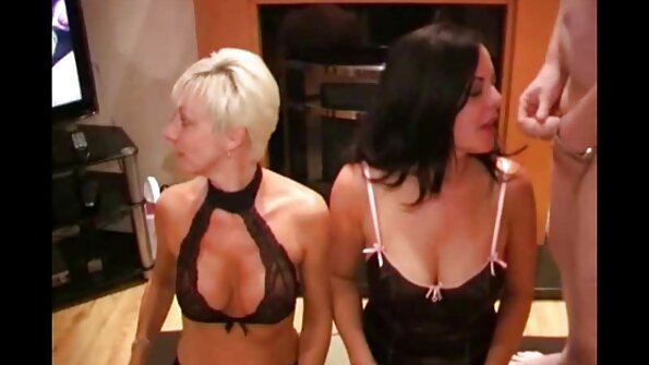 Wunderschönes blondes Luder zeigt ihre Löcher vor dem Sex
