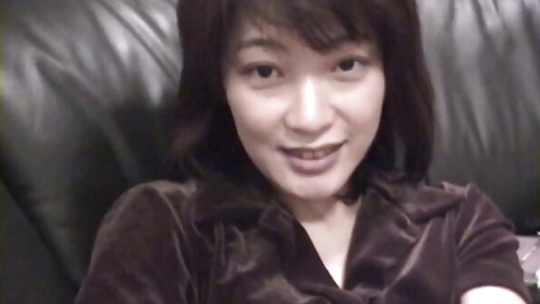 Die nuttige Lilu steckt sich vor dem Sex ein Spielzeug ins Arschloch