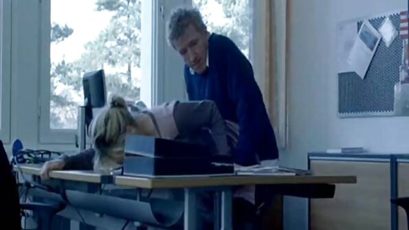 Blonde MILF weiß, wie man den Schwanz im POV befriedigt