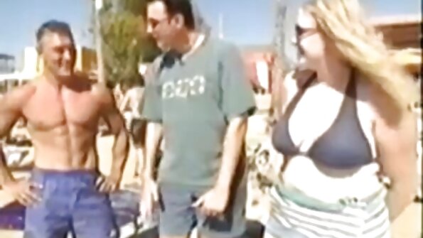 MILF mit großen Titten wird vor der Kamera heftig gefickt