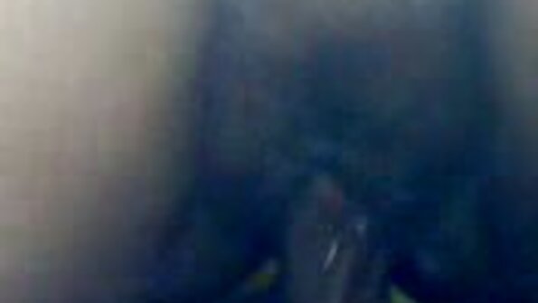 Olivia spielt mit der Klitoris ihrer lieben Freundin