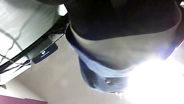 Brünette bekommt seine Muschi von einem totalen DILF gefickt