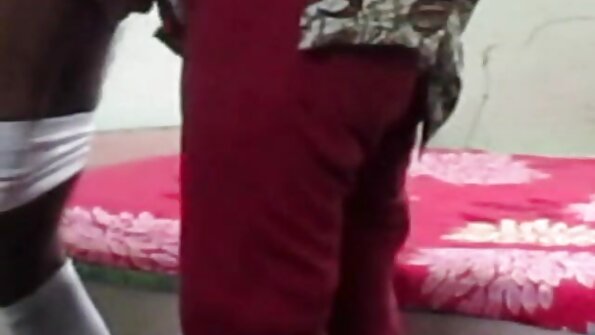 MILF mit dunklen Haaren schmiert seinen steifen Schwanz ein