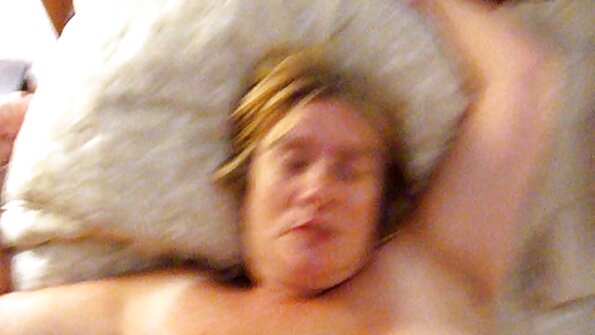 Wunderschöne MILF Diana Doll bearbeitet zwei Schwänze zusammen