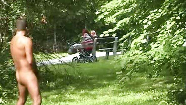 Vollbusige brünette Tussi mit gespreizten Beinen gefickt