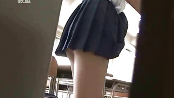 Schwarze Teenie-Cheerleaderin Anya Ivy fickt ihren Trainer