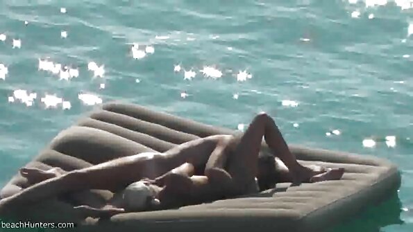 Kurzhaarige blonde MILF trifft großen schwarzen Schwanz