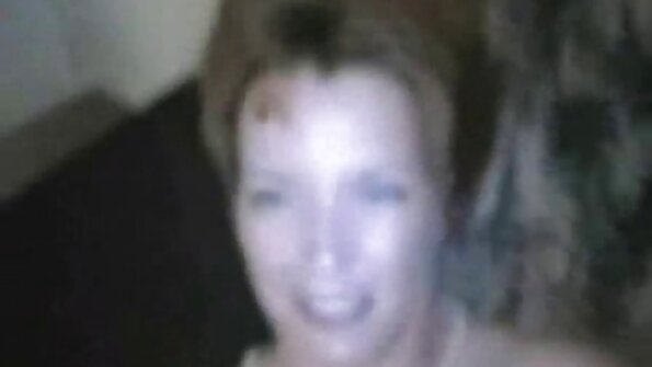 MILF Elena benutzt ein Sexspielzeug für ihren Masturbationsspaß