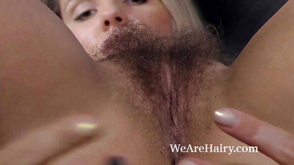 August Taylor und Nicolette Shea ficken einen gut bestückten Kerl auf einer Couch