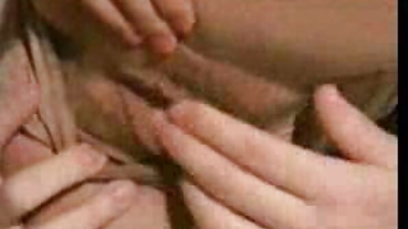 Geile MILF geht bei einem Dreier mit Teens wild durch