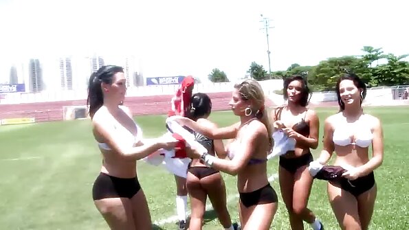 Nervöse Blondine mit Fauxhawk wird doppelt zusammengetan